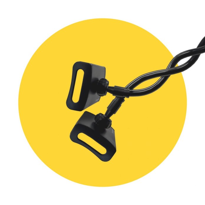 Tablet zamocowany w elastyczny uchwyt Wozinsky WTHBK5 zamontowany na stole